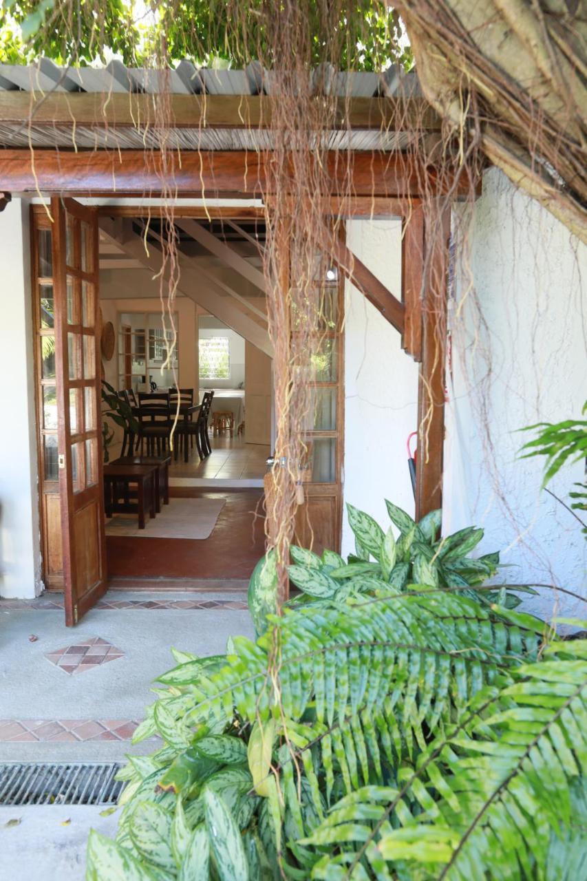 Chantauvent Guest House Blue Bay Bagian luar foto